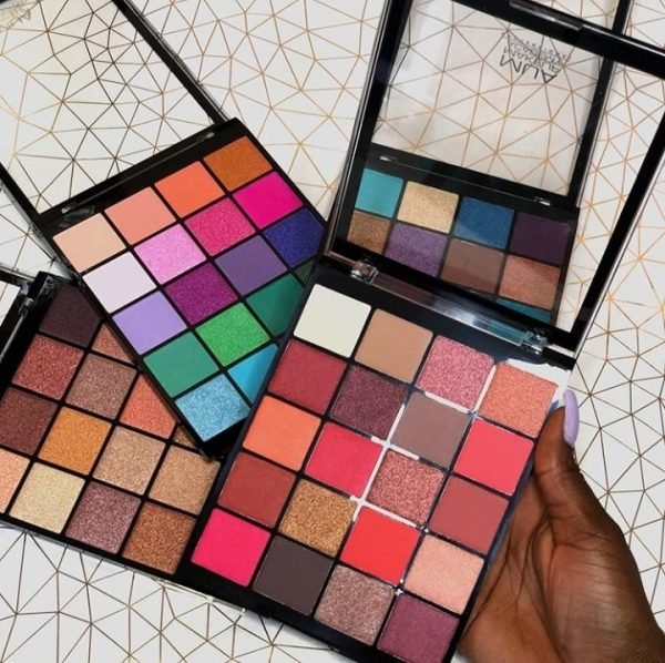 ΣΚΙΕΣ-MUA 20 SHADE EYESHADOW PALETTE